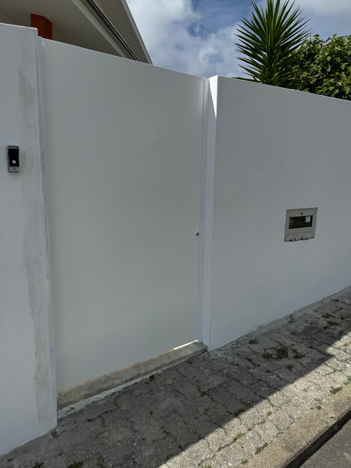 Portão pedonal branco com caixa de correio integrada